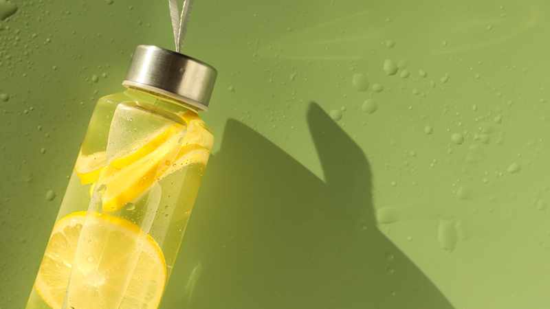 Befüllte Trinkflasche mit Schraubverschluss