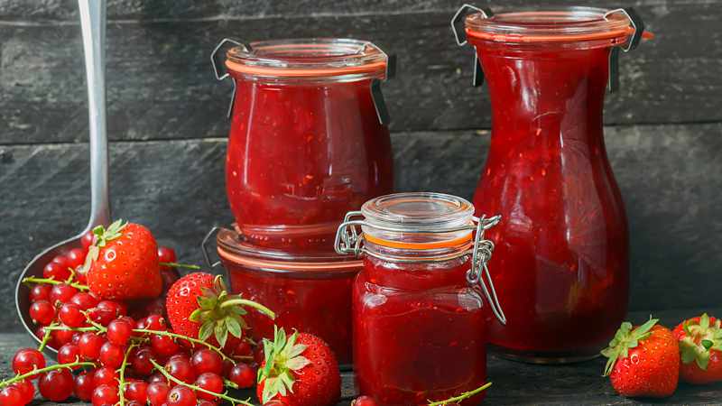 Gläser und Flaschen von WECK mit eingekochtem Obst