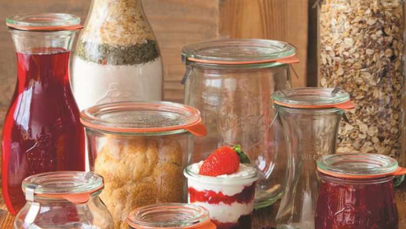 10 Gläser und Flaschen verschiedener Größe und Form von WECK mit unterschiedlichen Füllungen wie Dessert, Obst, Getränk und Vorräten