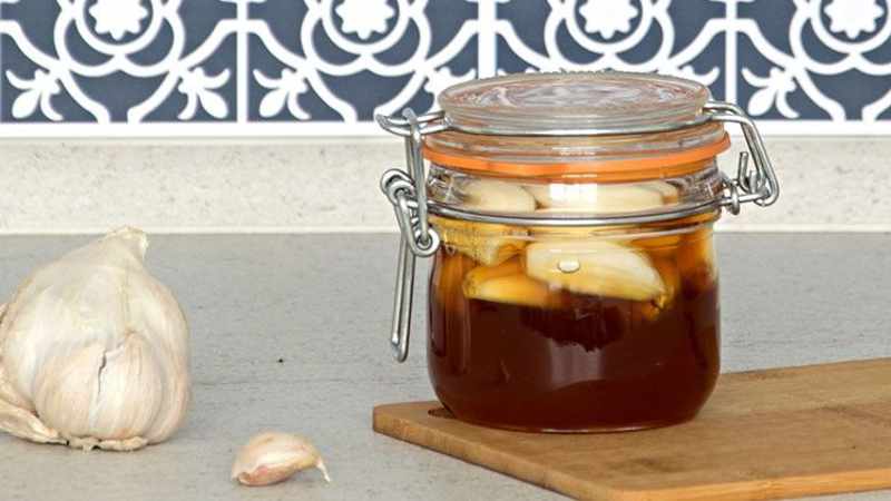 Knoblauch im Bügelglas