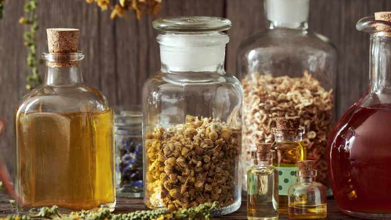 Verschiedene Apothekerflaschen mit Gewürzen und Öl