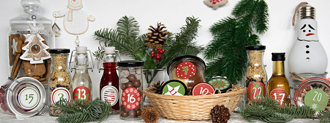 Adventskalender mit Flaschen und Gläsern für jeden Tag
